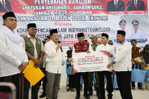 Mendagri Tito Karnavian dan Saifullah Yusuf Salurkan Bansos Tahap I Rp878 Miliar bagi Korban Bencana di Aceh, Sumut, dan Sumbar