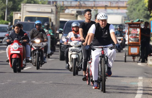 Dorong Hemat Energi, Wali Kota Bekasi Pantau WFH ASN Hari ini Dengan Bersepeda